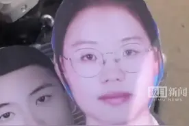 两同学缺席毕业合照，班长剪半身立牌代替，还特意修了图图片