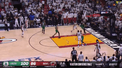 恭喜！绿军杀入总决赛 众将冲入球场激动撞胸庆祝图片