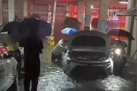 长沙暴雨致积水倒灌地下车库，水深超1.6米，上百车辆受损视频封面