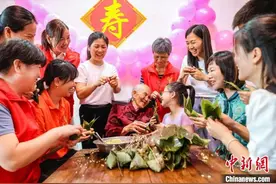 湖南临武百岁老人四代同堂庆生日迎端午图片