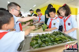 重庆：小学生学包粽 迎端午图片