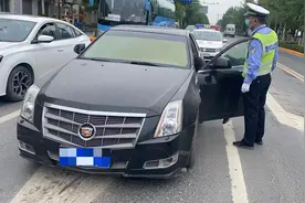 无证驾驶报废车 老河口交警就地拿下图片