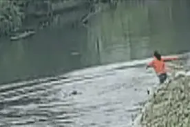 全网点赞！小伙跳河救回落水母女，后续来了图片