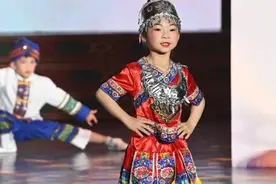 广西仫佬山乡举办“六一”服装秀 儿童上演“最炫民族风”图片