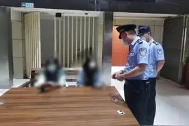 四川一女孩被家长批评后，竟与闺蜜结伴跨省见网友，铁警及时劝阻图片