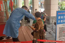 南京路步行街老字号逐渐恢复线下营业，南京路人气归来 | 晨镜头图片
