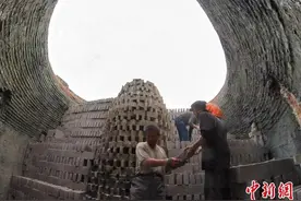 河北任丘：百年老砖窑为故宫烧制青砖39年图片