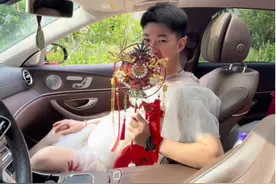 山东小伙穿裙装当伴娘，送相识27年的好友出嫁图片