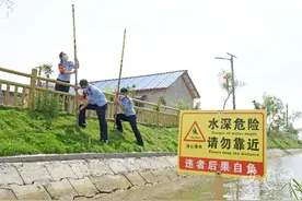 寿县一派出所女所长想妙招 用竹竿做成施救杆防溺水图片