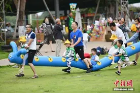 “六一”儿童节，大朋友们纷纷为自己的快乐“买单”图片