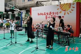一曲《孤勇者》引全校大合唱，演奏乐队都是小学生图片