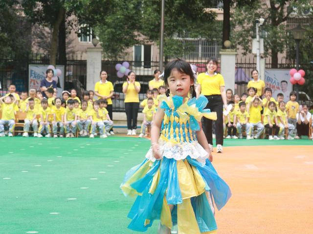 恐龙机器奥特曼机器人（幼儿园萌娃秀环保时装）
