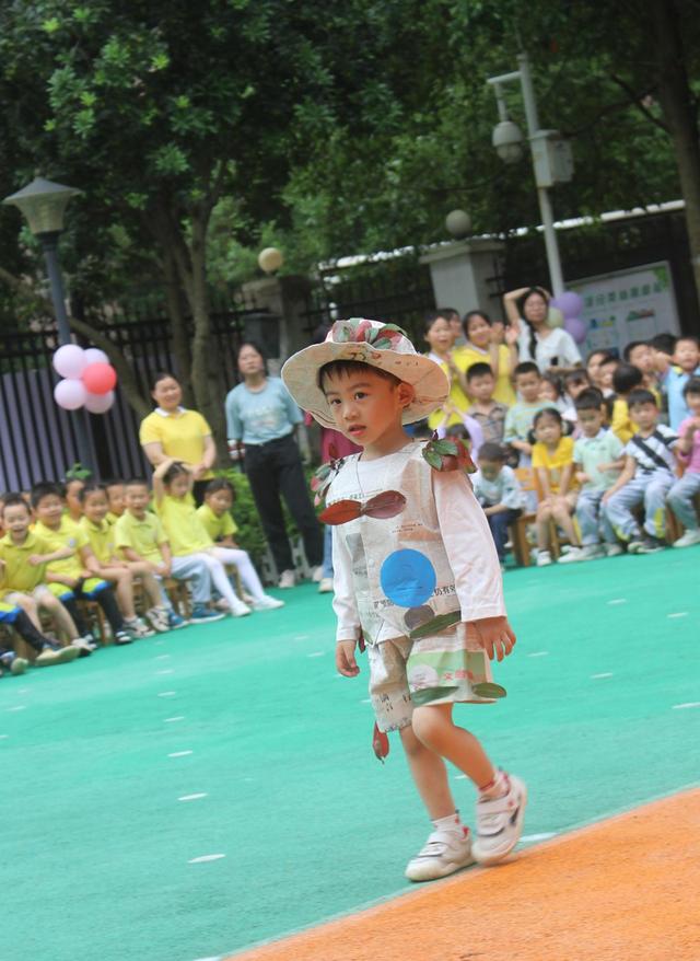 幼儿园萌娃秀“环保时装”