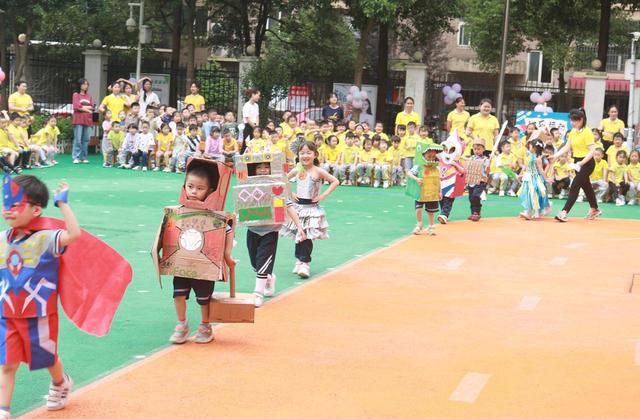 幼儿园萌娃秀“环保时装”