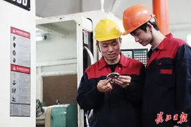 曾获全国数控技能大赛一等奖，中职毕业生钟波办厂成为多家央企供应商图片