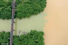 广西柳州：雨后融江现“鸳鸯江”景观图片