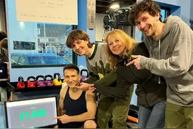 英国医生在12小时内做2万多个俯卧撑，打破世界记录并筹得善款图片