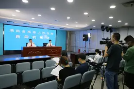 八年级学生体育课踢球砸到一年级学生致骨折，学校被判担全责图片