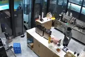 昆明一外卖员冲进奶茶店扯打员工，店方：打人者已被拘图片
