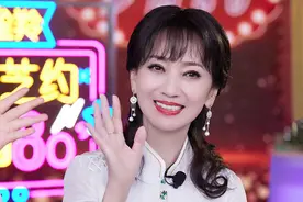 赵雅芝再现“冯程程”造型 穿白色蕾丝旗袍典雅温柔图片
