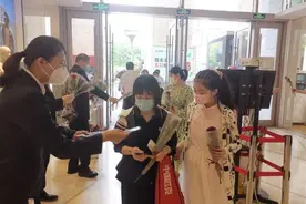 沪上购物中心恢复线下营业首日：化妆品、童装最受市民欢迎图片