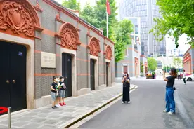 新天地“复苏”！在一大门牌前拍照、漫步街头、捧一杯咖啡……熟悉的生活又回来了图片