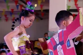 幼儿园内办“走秀”，宝爸宝妈用纸箱塑料袋为娃做“时装”视频封面