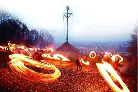 露天“火秀”、篝火美食、主题游船…德国人开篝火派对迎夏天图片