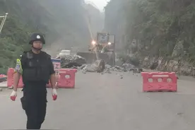 四川雅安交通运输部门迅速开展芦山6.1级地震道路巡查、抢通保通工作图片