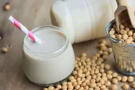 豆浆这样搭才是“绝配”！眼睛亮了、睡觉香了、肝肾也护好，不喝太亏图片