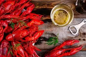 注意！小龙虾配啤酒或致腹泻痛风视频封面