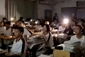 高三学生“骗”老师进未开灯教室，合唱送蛋糕献上惊喜视频封面