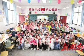 图片新闻︱教室成舞台，校长给学生过生日，这个“六一”儿童节好好玩图片