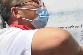 满满的感动！日照一校长六一儿童节送家长暖心糖果图片