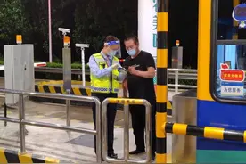 司机已经驶离收费站车道，为什么半小时后又回来了图片