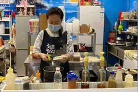 东北大姐随女儿来渝，开了家针对残疾人的一元小吃店图片