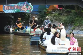 外籍留学生吃粽子、划龙舟体验中国端午民俗活动图片