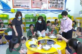 乐陵：小学生动手包粽子 让传统文化“持久飘香”图片