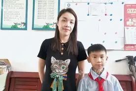 老师一个动作，广西这个小男孩火了图片