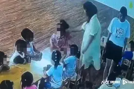 河南幼童遭老师推打、泼水！2人被行政拘留，幼儿园闭园整改图片