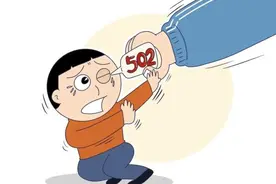 “你也太能忍了！”小伙错将502胶水滴入耳朵，忍半年后居然流出……图片