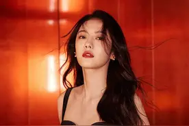 蔡文静发布一组暖色性感写真 长发微卷红唇欲滴美艳动人图片