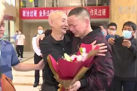 动容！被拐48年后，52岁的儿子拥抱81岁的父亲……图片