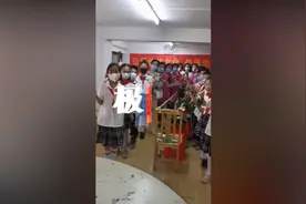 真有爱！小学生包100份粽子送独居老人视频封面