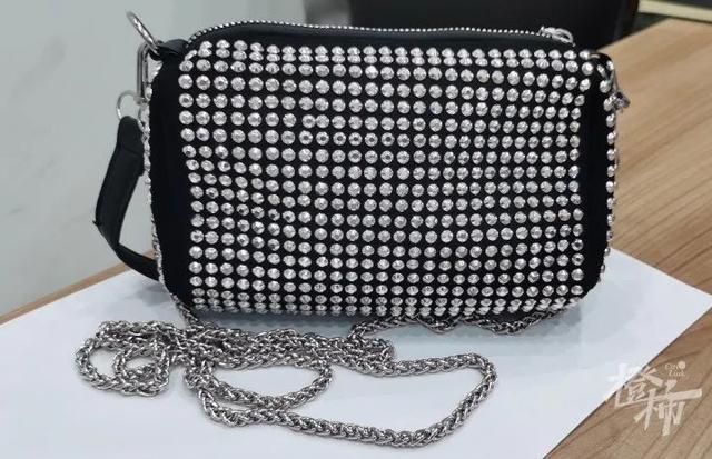 原价300的T恤40元，原价40元耳环10元，直播间产品为何如此便宜？答案也许藏在义乌