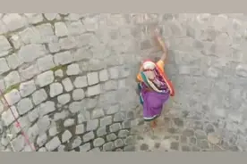 印度中央邦严重缺水：女子徒手爬井取水 民众批政府不作为图片