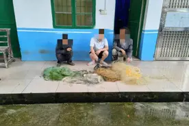 三男子粘网捕鱼，被祁东公安抓获图片