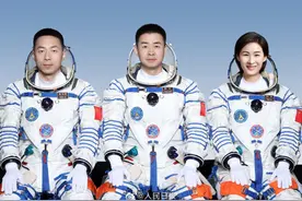 三名航天员已进入返回舱，等待飞船发射图片