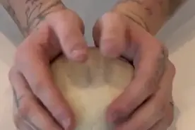 贝克汉姆长子布鲁克林晒包饺子视频 手法娴熟被赞“大厨”图片