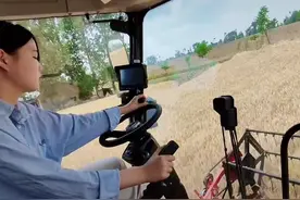 安徽亳州23岁女孩开收割机为村民收麦：很拉风，很有成就感图片